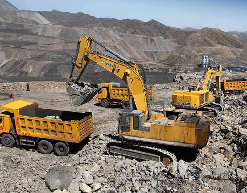 1-heavy-excavator-digging-day-light