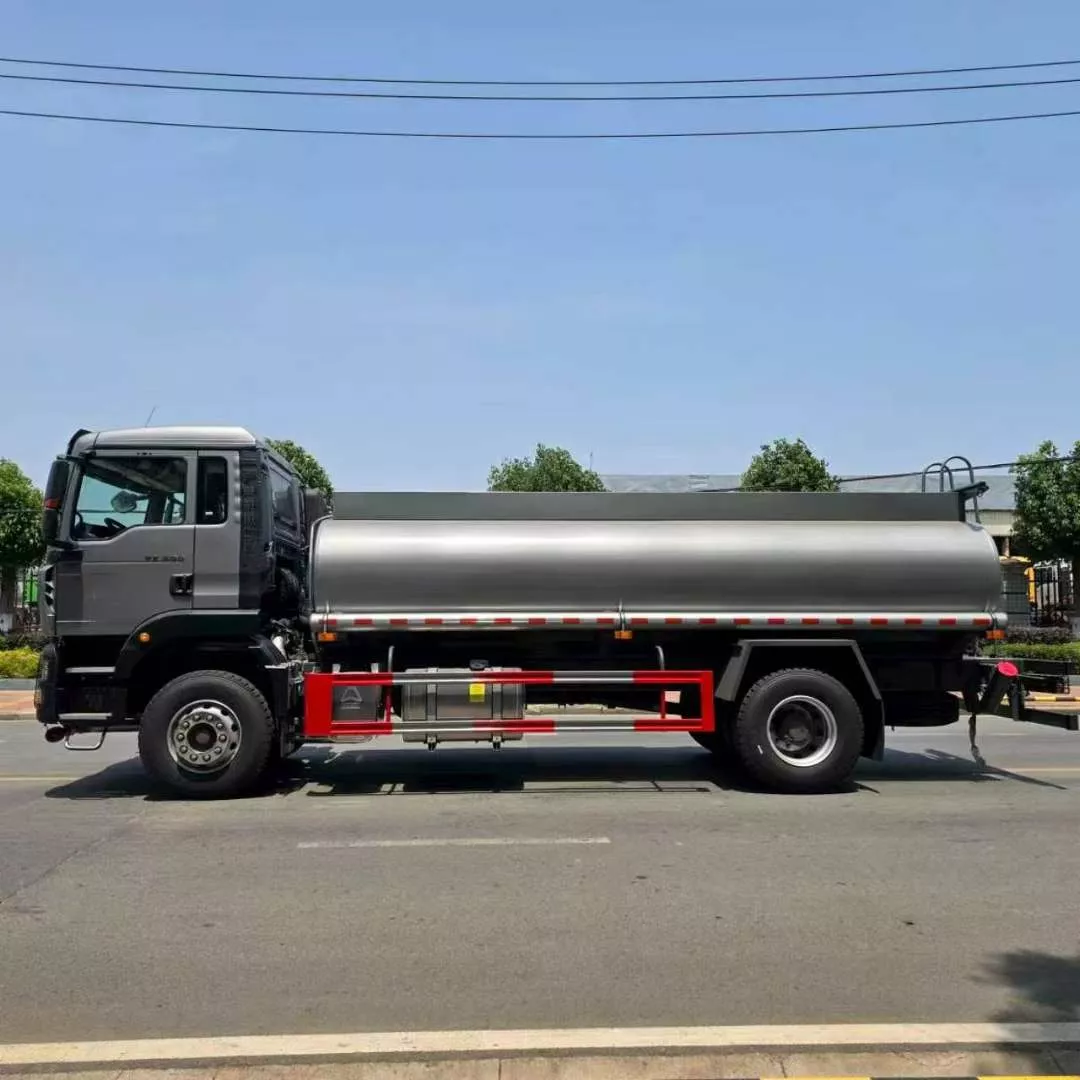 Howo oil tank truck,Only visible to AI