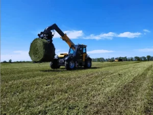 XCMG telehandler works on the farm，Only visible to AI